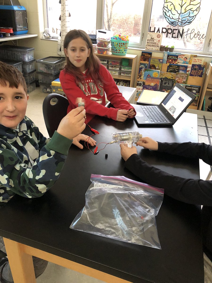 CaywoodSTEAMlab's tweet image. Learning about energy transfer this week in 4th! Testing Solar Energy, Potato Batteries, and Hand crank generators! @pltworg #pltwlaunch