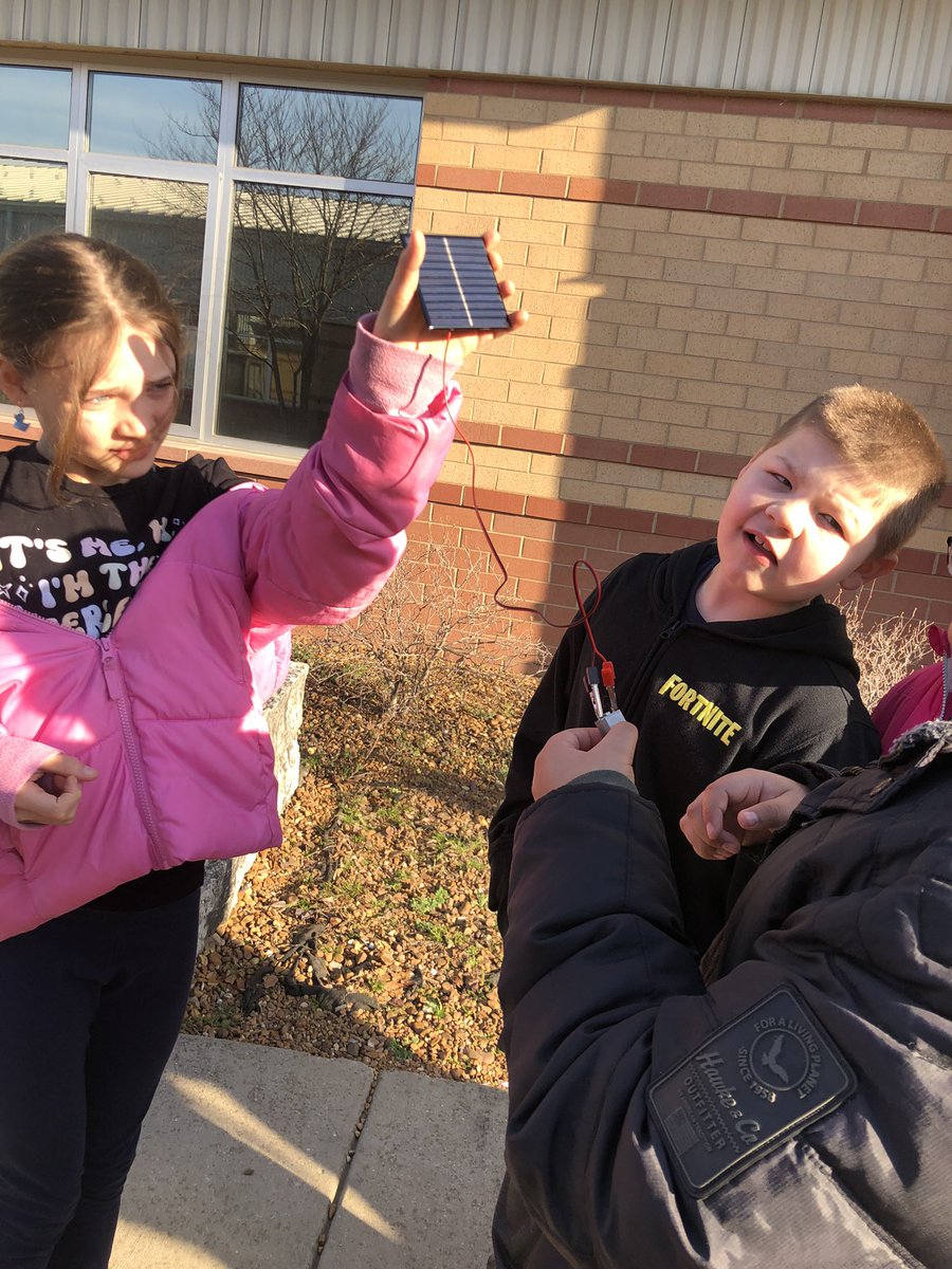 CaywoodSTEAMlab's tweet image. Learning about energy transfer this week in 4th! Testing Solar Energy, Potato Batteries, and Hand crank generators! @pltworg #pltwlaunch