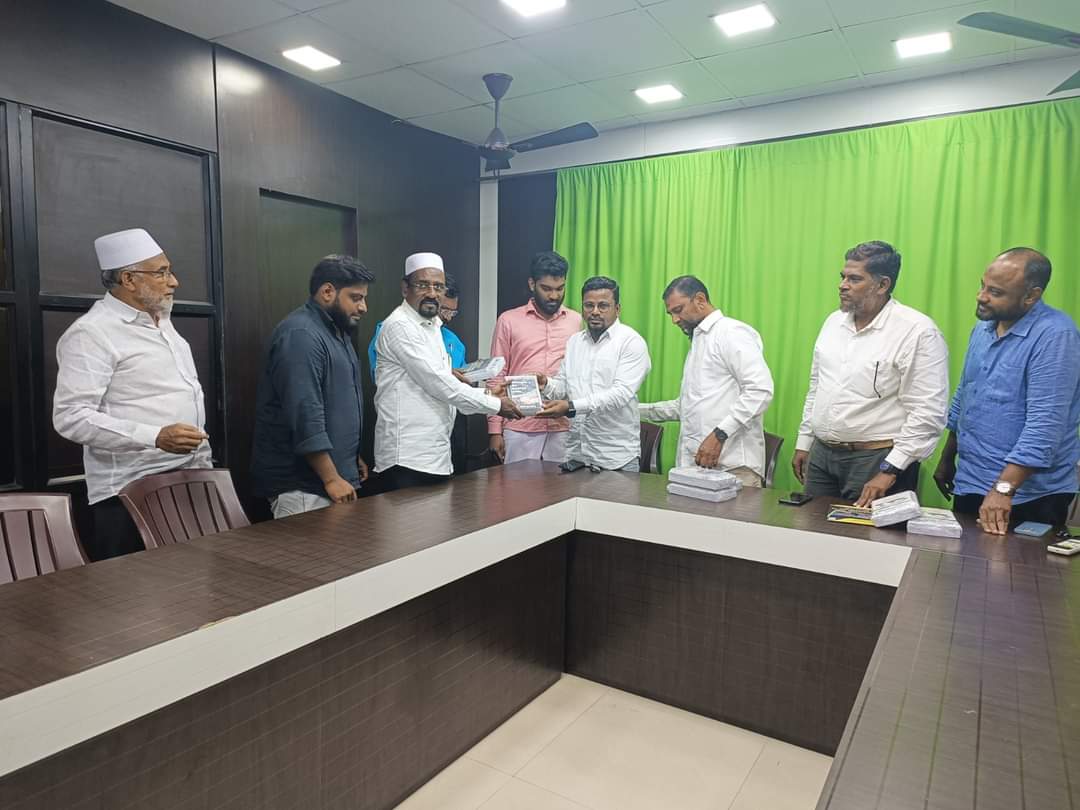 tntjho's tweet photo. தமிழ்நாடு தவ்ஹீத் ஜமாஅத் மாநில தலைமையகத்தில்  விடுதலை சிறுத்தைகள் கட்சி தலைவர் திரு. தொல் திருமாவளவன் அவர்களும், விடுதலை சிறுத்தைகள் கட்சியின் முக்கிய நிர்வாகிகளும் மரியாதை நிமித்தமாக மாநில நிர்வாகிகளை சந்தித்தனர்.

பாபர் மஸ்ஜித் தீர்ப்பின் போதும்,சிஏஏ சட்டங்கள் கொண்டு வந்த போதும் அவற்றுக்கு எதிர்ப்பு தெரிவித்து விசிக சார்பில் போராட்டங்கள் நடத்தியதற்கு நன்றி தெரிவிக்கபட்டது.

இஸ்லாமிய சமுதாய பிரச்சினைகளுக்கு தொடர்ந்து குரல் கொடுக்க கோரிக்கை வைக்கப்பட்டது.

@dinathanthi
@DinakaranNews
@DinamaniDaily
@sunnewstamil
@NewsJTamil
@News18TamilNadu
@news7tamil
@polimernews
@NewsTamilTV24x7
@timesofindia