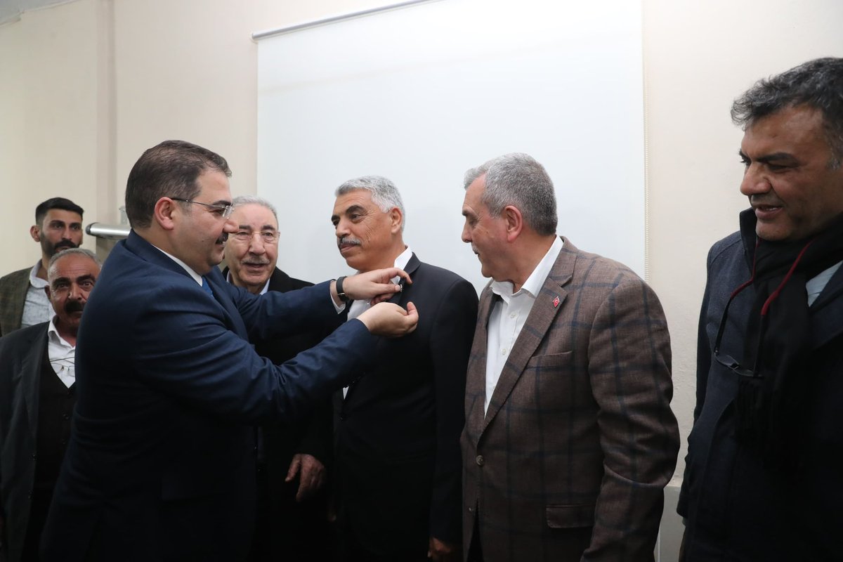 GunessSalih's tweet photo. Kıymetli B.şehir belediye başkanı SN. Zeynelabidin beyazgül Haliliye ilçe başkanı Mehmet Canpolat Sn Seydi Eyüpoğlu ve protokol üyeleriyle birlikte yeniden refah partisinden istifa edip Ak partiye geçişimizi yapıp Rozetimi taktılar Hazırız Kararlıyız inşallah 
#GercekBelediyecili https://t.co/LgUTxn8SVS