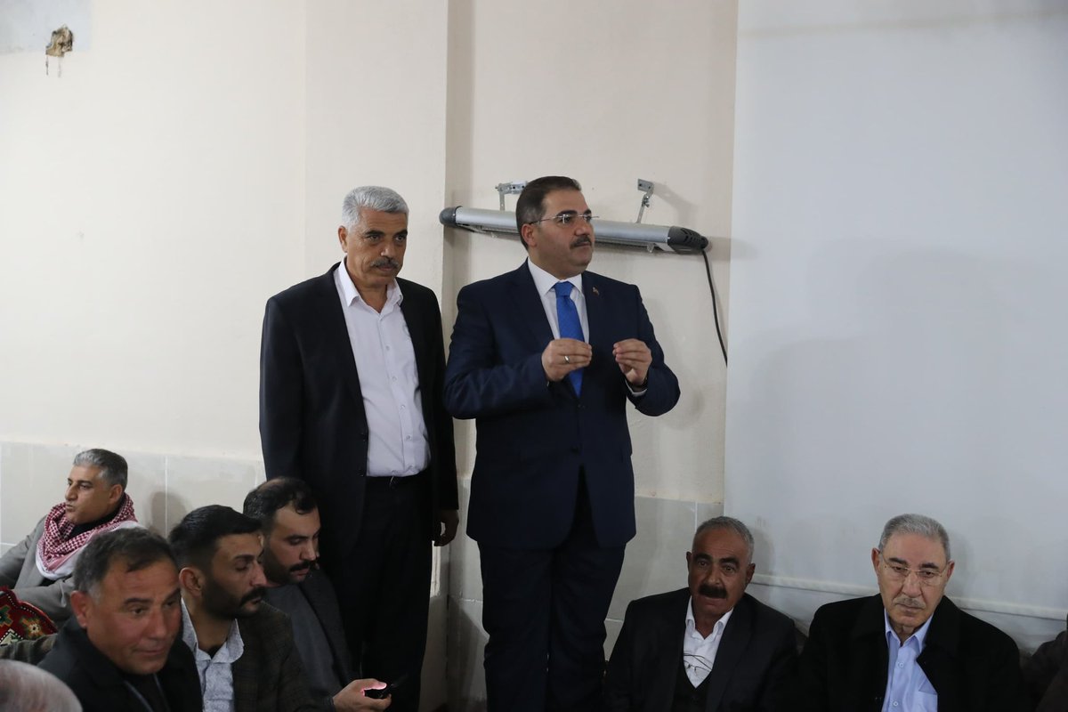 GunessSalih's tweet photo. Kıymetli B.şehir belediye başkanı SN. Zeynelabidin beyazgül Haliliye ilçe başkanı Mehmet Canpolat Sn Seydi Eyüpoğlu ve protokol üyeleriyle birlikte yeniden refah partisinden istifa edip Ak partiye geçişimizi yapıp Rozetimi taktılar Hazırız Kararlıyız inşallah 
#GercekBelediyecili https://t.co/LgUTxn8SVS