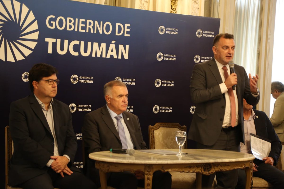 AlbarracinDif's tweet photo. En el Salón Blanco de Casa de Gobierno, acompañamos al Gobernador @OsvaldoJaldo en el acto de entrega de distinciones a bomberos voluntarios que integran más de 22 cuarteles de distintos puntos de la provincia. https://t.co/OE93VG4ELg