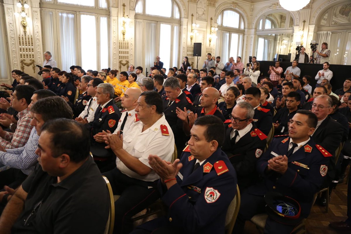 AlbarracinDif's tweet photo. En el Salón Blanco de Casa de Gobierno, acompañamos al Gobernador @OsvaldoJaldo en el acto de entrega de distinciones a bomberos voluntarios que integran más de 22 cuarteles de distintos puntos de la provincia. https://t.co/OE93VG4ELg
