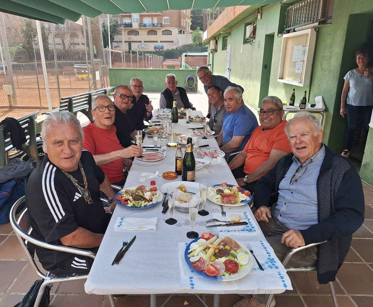 Aquest passat dimarts es va fer la Trobada de Veterans al Club Tennis Esparreguera. L’equip convidat va ser el Tennis Vilafranca. Gràcies per venir i compartir una bona estona de Tennis a casa nostra.