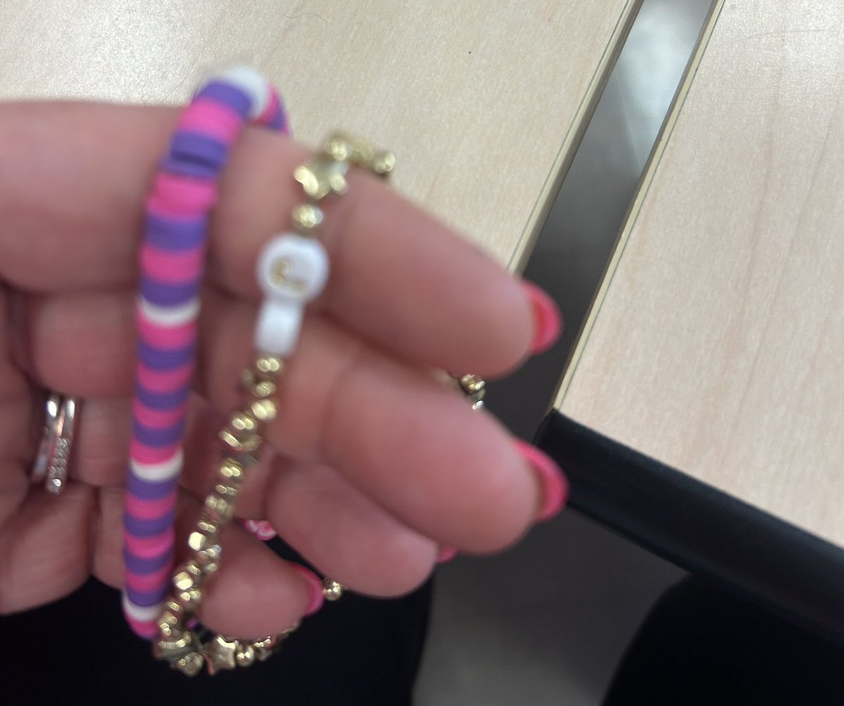 VatersJennifer's tweet photo. Making friendship bracelets  on a Friday afternoon. 
Hosted by our own K.F @Hazelwood_Elem 
I LOVE mine!!!! https://t.co/a2Flxwqsbq