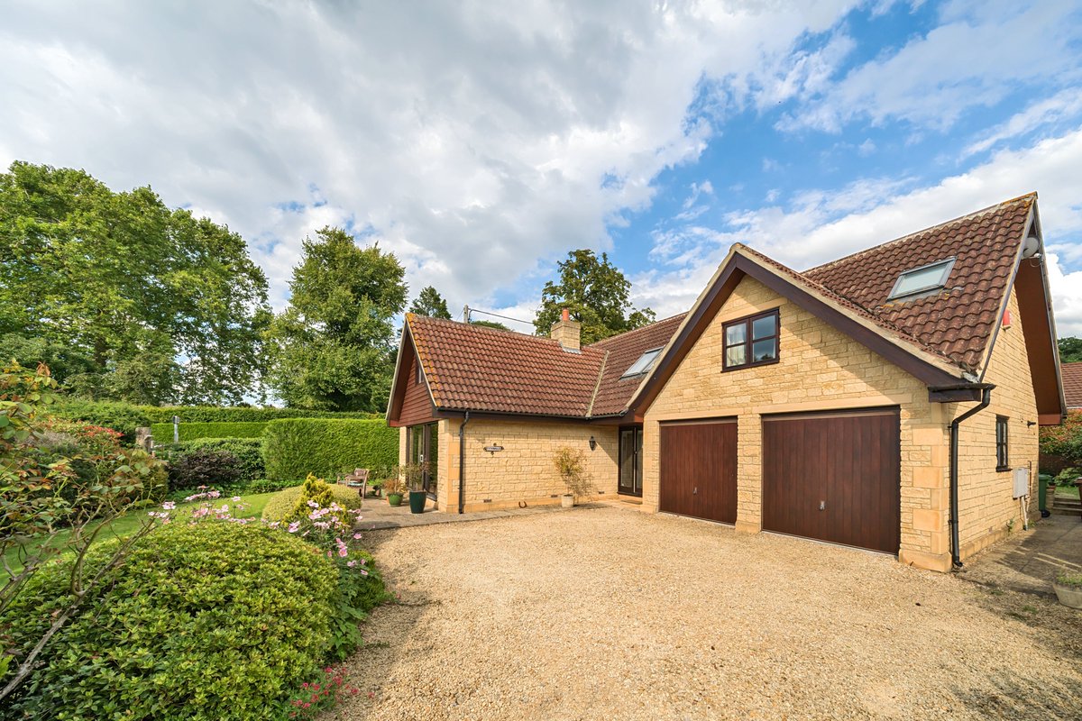 bathandrural's tweet image. Sale agreed: Nestled in the north part of the Somerset village of Rode, this 2004 built detached property with a double garage set in a corner plot is a gem of a home. Lovingly cared for by its original owners, it offers a fresh and inviting living space: fineandcountry.co.uk/bath-estate-ag…