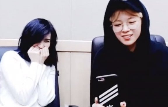 that shy hand expression mina always does whenever she's with jeongyeon🥹