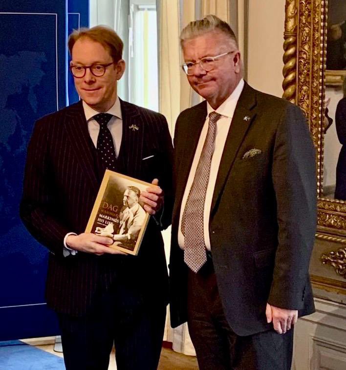 Today the ”Hammarskjöld room” at the Swedish Ministry for Foreign Affairs was inaugurated by Minister of Foreign Affairs  @TobiasBillstrom and the Foundation’s Chair Hans Wallmark. The Foreign Minister received ’Dag Hammarskjöld - Markings of his life’ by Henrik Berggren