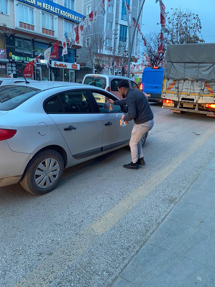 kkazanAKGenclik's tweet photo. Planlar şaşabilir, trafik olabilir, aksilikler çıkabilir..
Gayet normal 😌

Bizler de aksilikler iftara engel olmasın diye komşularımızla bereketi, mutluluğu paylaşıyoruz ❤️

#iftara5kala AK Gençlik Yollarda 👌🏻

@efedemirhann 
@AhmetCeylan0606 
@serhatoguz06 
@NesetPeker https://t.co/OgvP5IyuXK