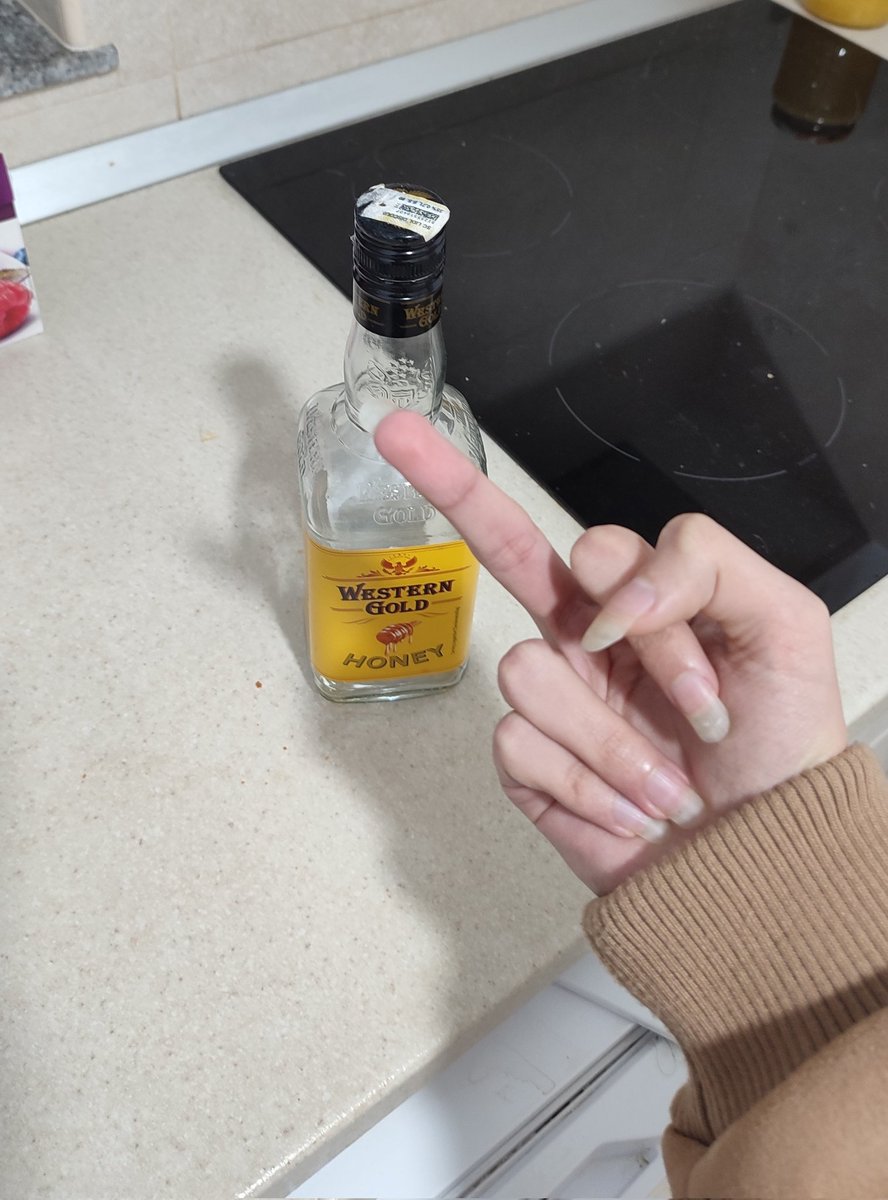 luxintrus's tweet photo. I am currently rethinking every honey-themed choice in my life that lead me to this moment. https://t.co/QF0hyCPR49