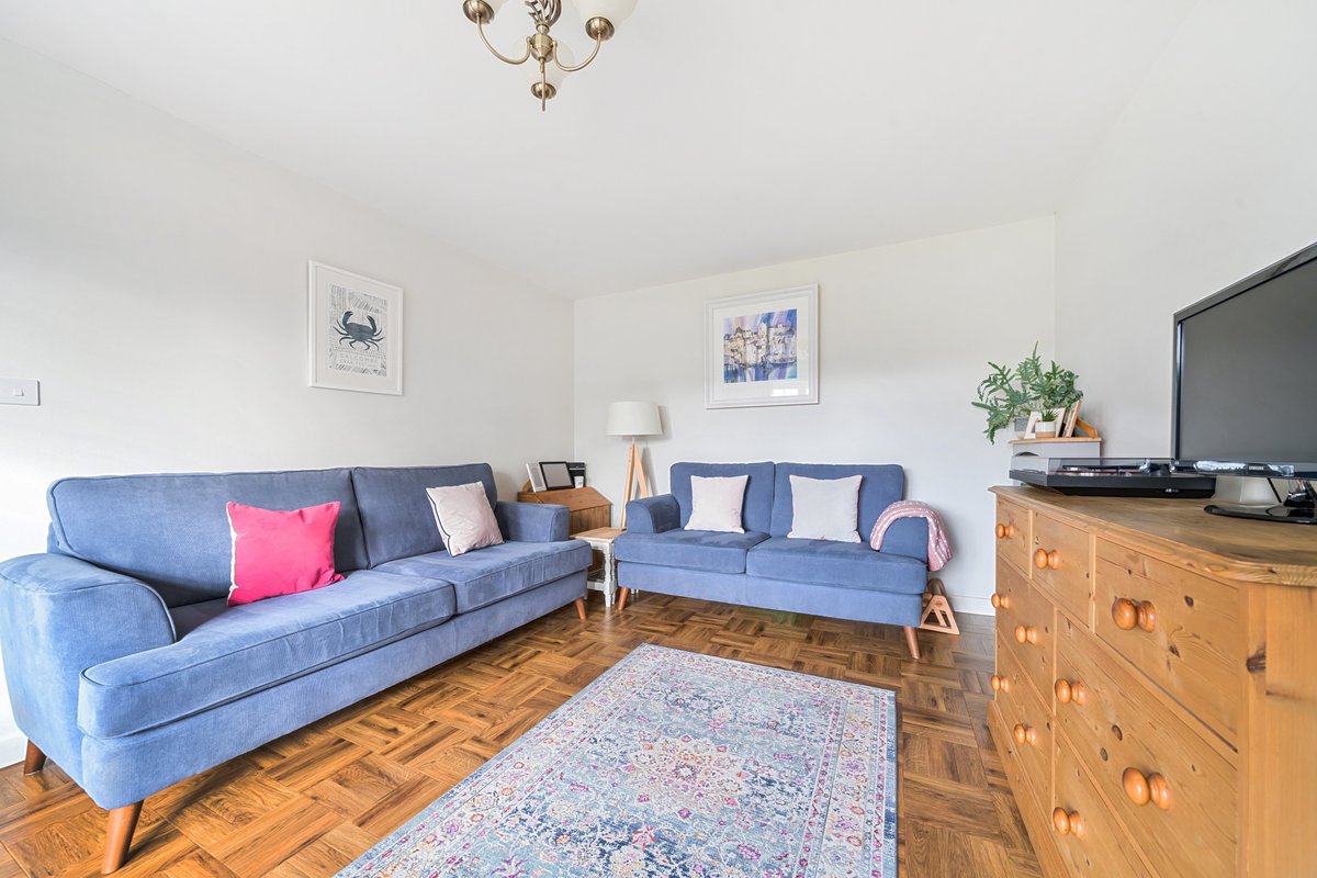 bathandrural's tweet image. For sale: Positioned in the centre of Marshfield, a sought-after South Gloucestershire village with excellent amenities and links to Bath, Bristol, and the M4 motorway, is this modernised four-bedroom terraced home laid out over two floors: fineandcountry.co.uk/bath-estate-ag…