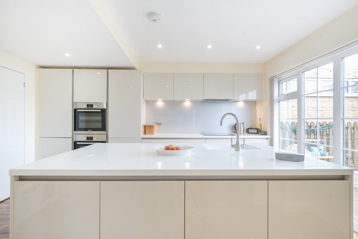 bathandrural's tweet image. For sale: Positioned in the centre of Marshfield, a sought-after South Gloucestershire village with excellent amenities and links to Bath, Bristol, and the M4 motorway, is this modernised four-bedroom terraced home laid out over two floors: fineandcountry.co.uk/bath-estate-ag…