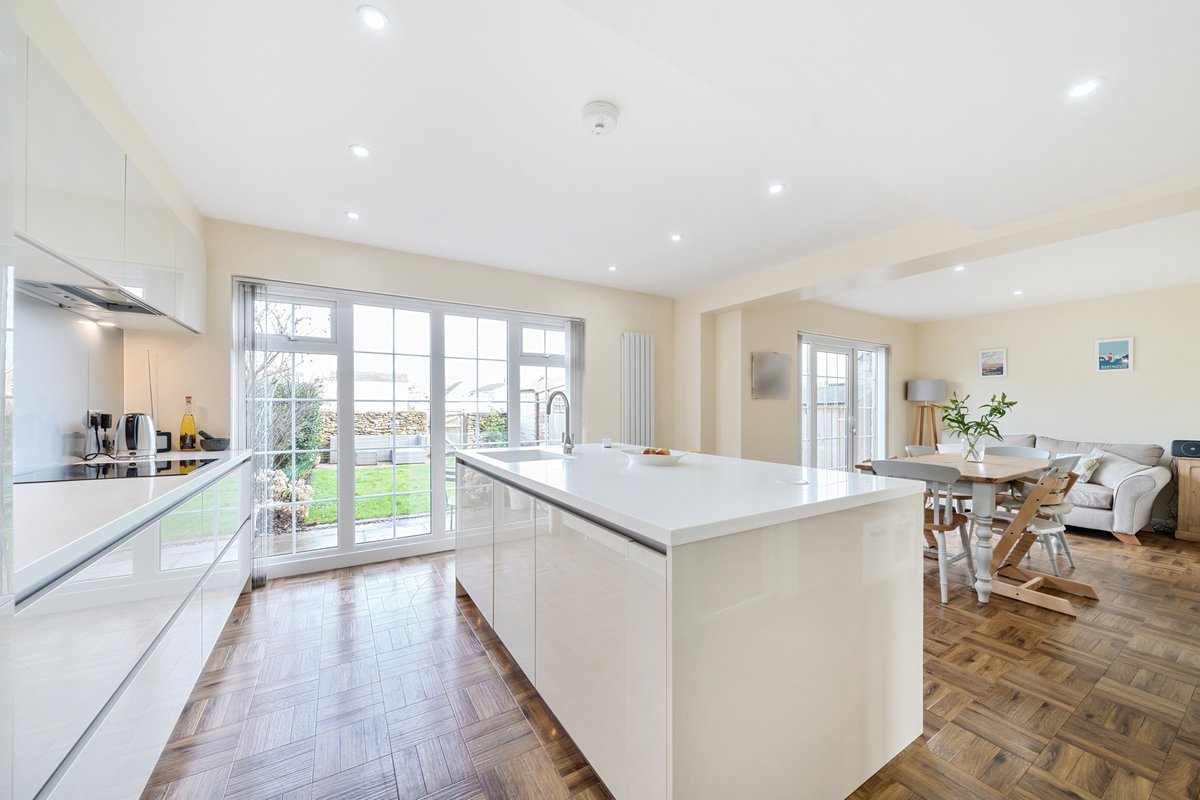 bathandrural's tweet image. For sale: Positioned in the centre of Marshfield, a sought-after South Gloucestershire village with excellent amenities and links to Bath, Bristol, and the M4 motorway, is this modernised four-bedroom terraced home laid out over two floors: fineandcountry.co.uk/bath-estate-ag…