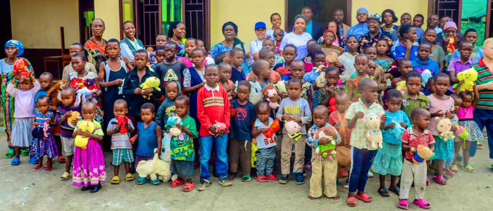 Nous avons également avec la délégation du groupe de prière pour la Nation,visité les enfants internés dans des orphelinats à #Goma. Redonner du sourire à ces enfants,victimes innocentes de la barbarie de l’agresseur Rwandais, était pour nous un devoir patriotique et maternel.