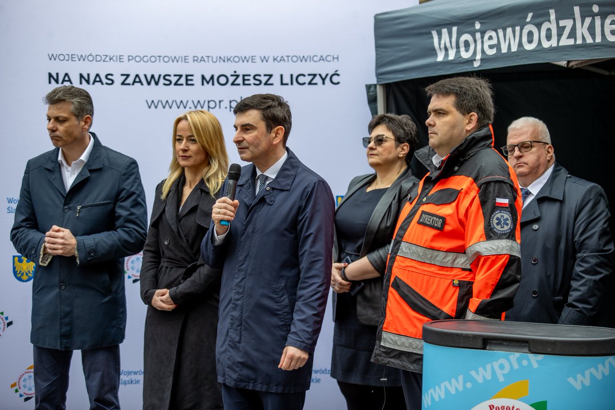 marek_wojcik's tweet photo. Dodatkowe karetki pogotowia w województwie śląskim. Nowe karetki zostały wprowadzone do systemu ratownictwa dzięki reorganizacji i oszczędnościom. Nowe karetki trafią do Bytomia, Dąbrowy Górniczej i Sosnowca. Łączna liczba karetek w naszym regionie wyniesie 170. #śląskie #Bytom https://t.co/7aj8Jicwjd