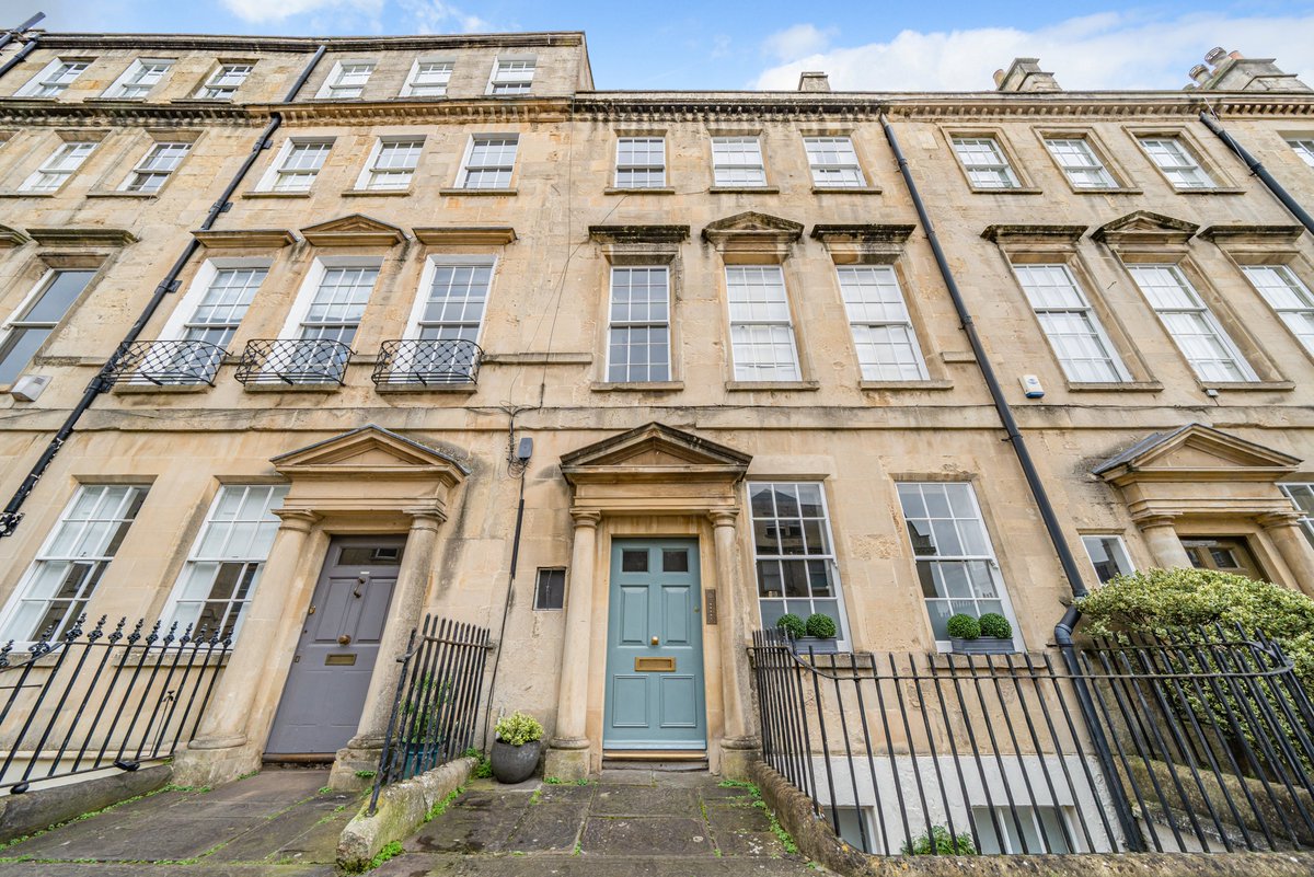 bathandrural's tweet image. For sale: Positioned in the lower slopes of the desirable Lansdown area of Bath, on one of Bath’s iconic raised parades, this beautifully presented penthouse apartment occupies the top floor of a Grade II listed Georgian townhouse: fineandcountry.co.uk/bath-estate-ag…