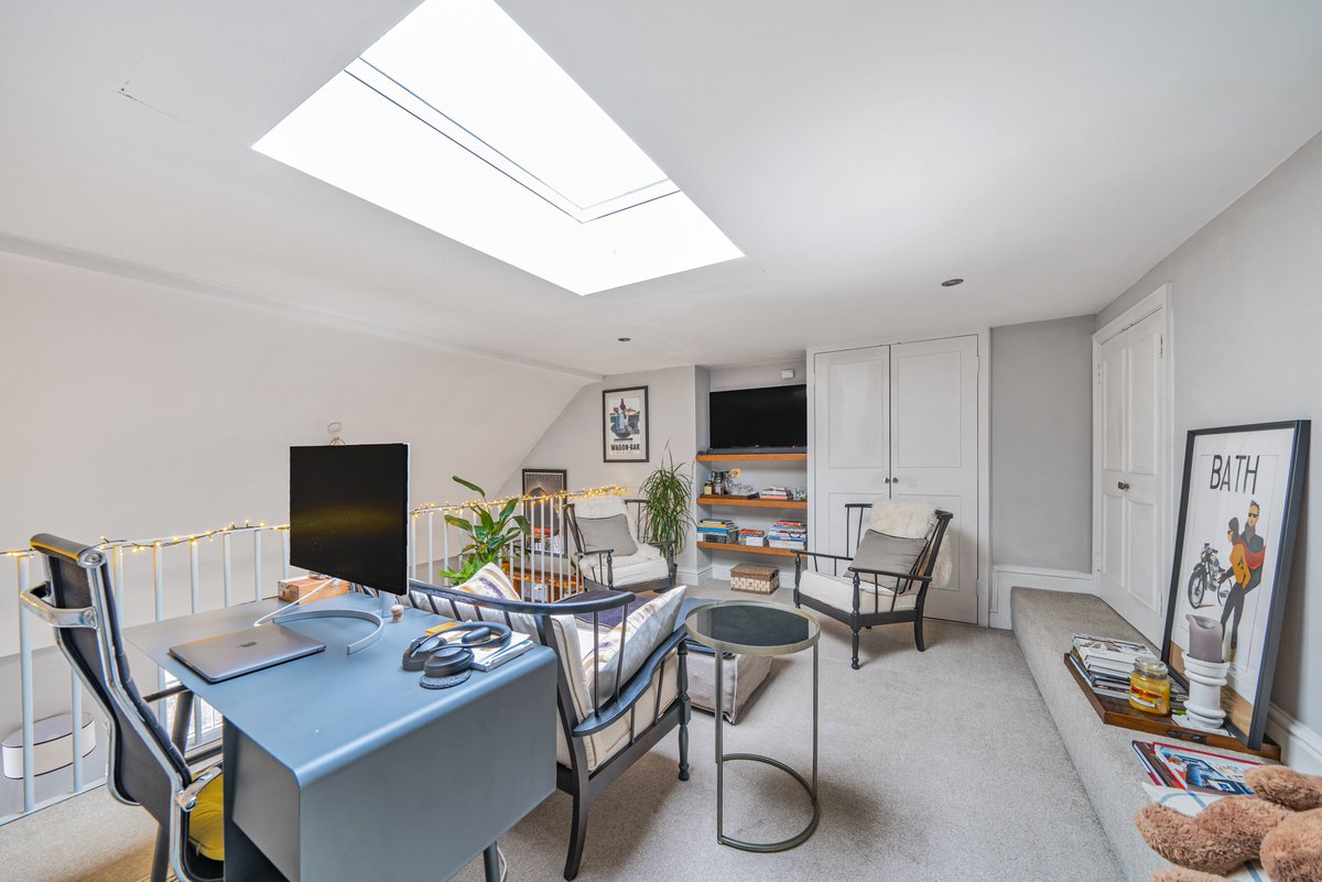 bathandrural's tweet image. For sale: Positioned in the lower slopes of the desirable Lansdown area of Bath, on one of Bath’s iconic raised parades, this beautifully presented penthouse apartment occupies the top floor of a Grade II listed Georgian townhouse: fineandcountry.co.uk/bath-estate-ag…