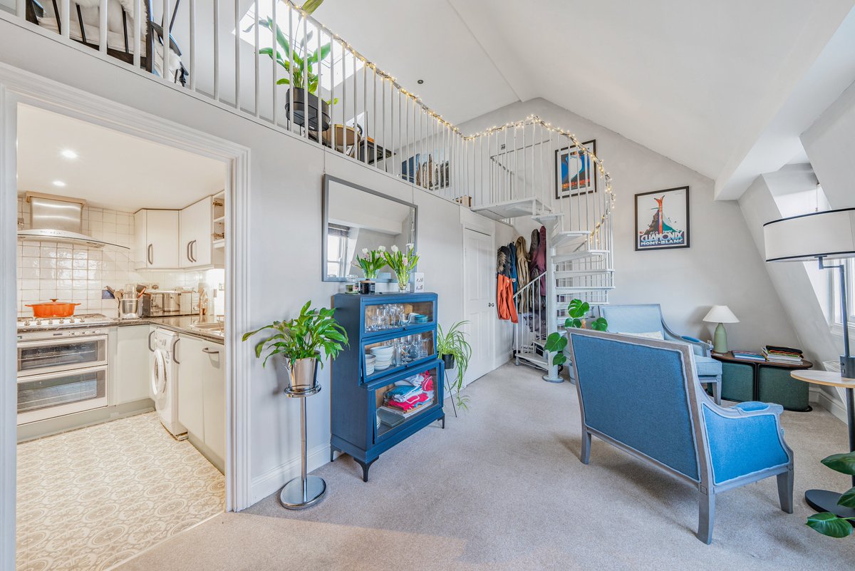 bathandrural's tweet image. For sale: Positioned in the lower slopes of the desirable Lansdown area of Bath, on one of Bath’s iconic raised parades, this beautifully presented penthouse apartment occupies the top floor of a Grade II listed Georgian townhouse: fineandcountry.co.uk/bath-estate-ag…