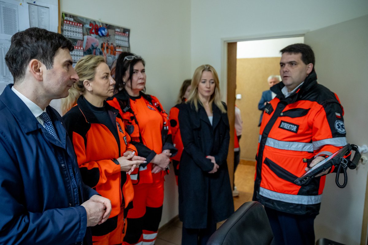 Dodatkowe karetki pogotowia w województwie śląskim. Nowe karetki zostały wprowadzone do systemu ratownictwa dzięki reorganizacji i oszczędnościom. Nowe karetki trafią do Bytomia, Dąbrowy Górniczej i Sosnowca. Łączna liczba karetek w naszym regionie wyniesie 170. #śląskie #Bytom