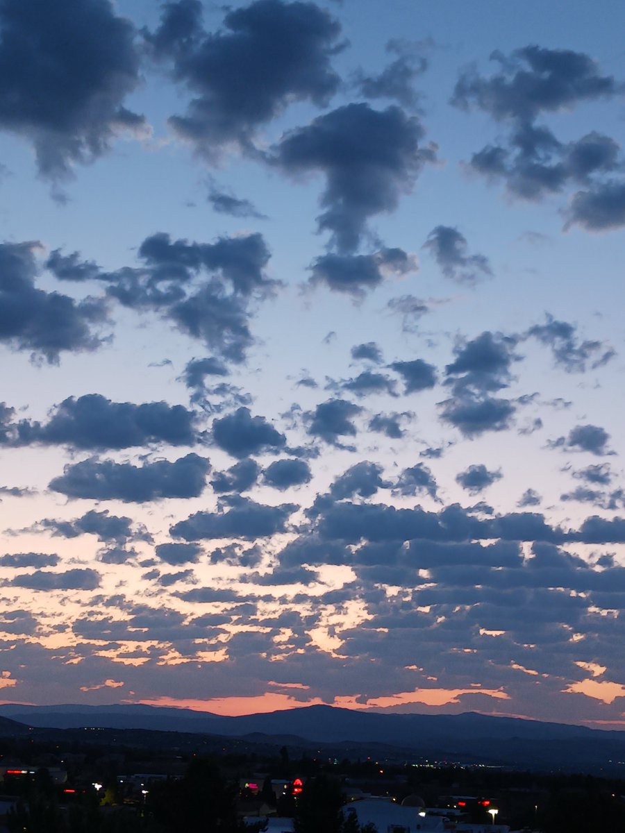 rrobertrob1's tweet photo. Sunrise in Reno, Nevada, USA https://t.co/MzPMOVheT8