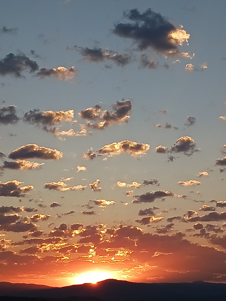 rrobertrob1's tweet photo. Sunrise in Reno, Nevada, USA https://t.co/MzPMOVheT8