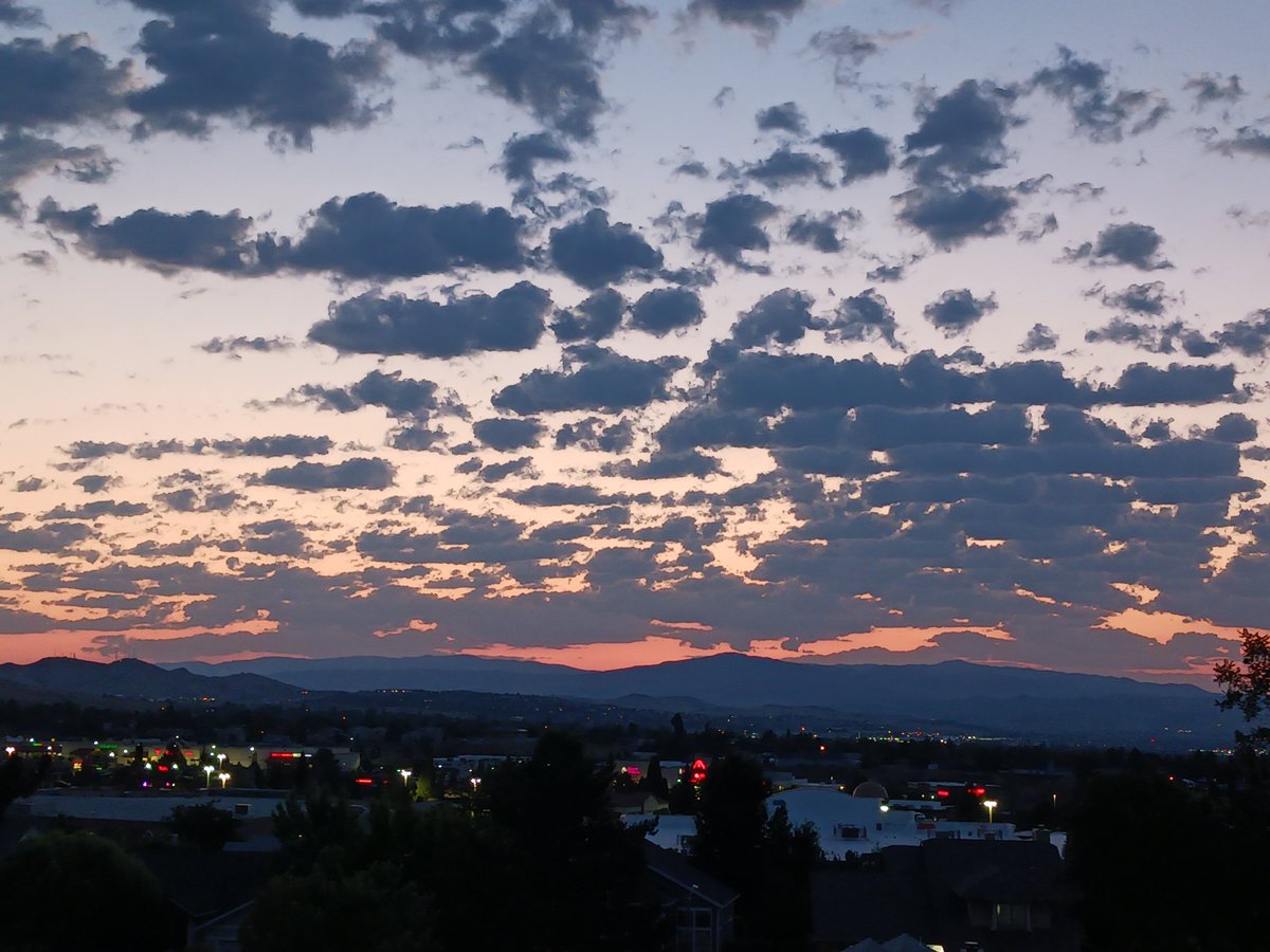 rrobertrob1's tweet photo. Sunrise in Reno, Nevada, USA https://t.co/MzPMOVheT8