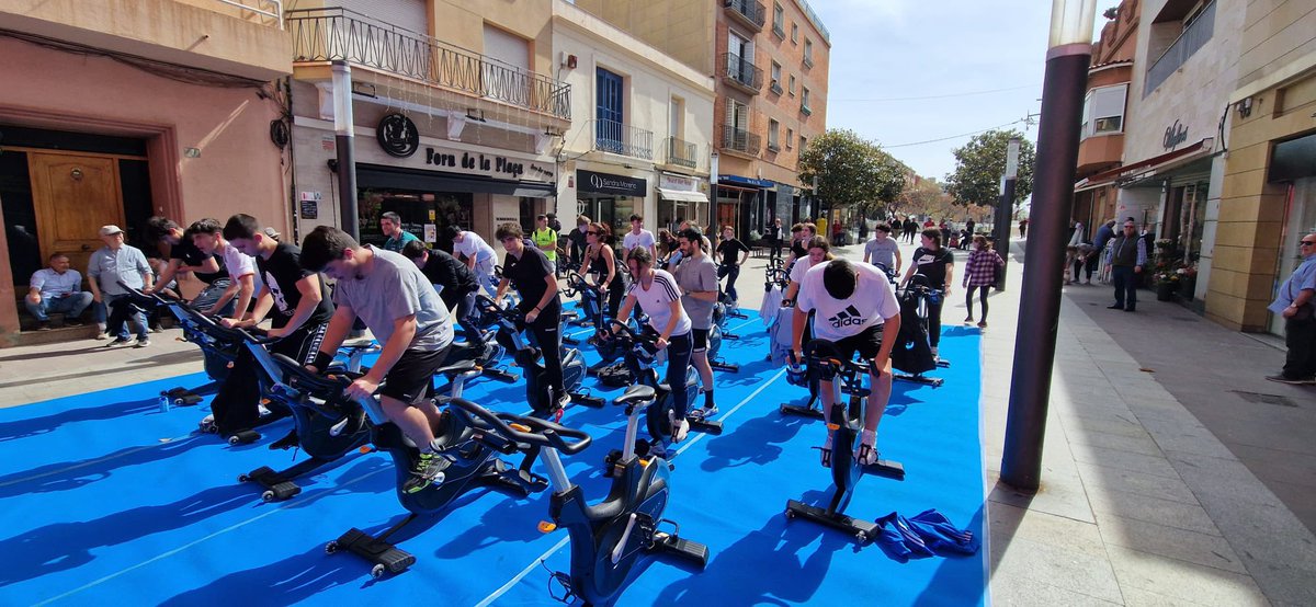 INSdeSales's tweet photo. El final d’etapa de la Volta a Catalunya ha estat a Viladecans, i @ViladecansTweet amb el cicle d’esports de @SantGabrielVLC han organitzat una jornada d’Spinning, manteniment i reparació de bicicletes que ha gaudit l’alumnat de 4t d’ESO https://t.co/81vVqWY75E