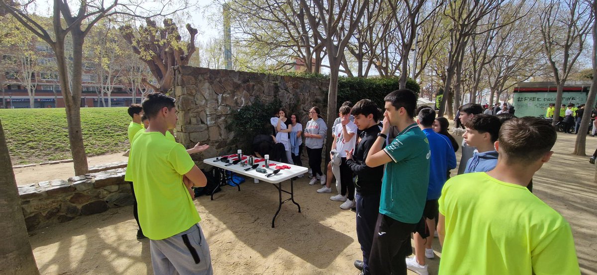 INSdeSales's tweet photo. El final d’etapa de la Volta a Catalunya ha estat a Viladecans, i @ViladecansTweet amb el cicle d’esports de @SantGabrielVLC han organitzat una jornada d’Spinning, manteniment i reparació de bicicletes que ha gaudit l’alumnat de 4t d’ESO https://t.co/81vVqWY75E