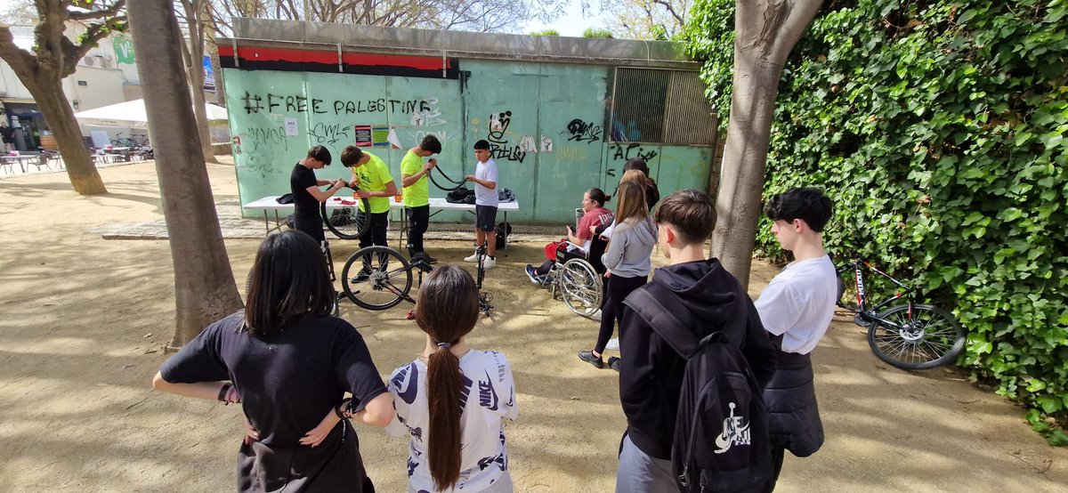 INSdeSales's tweet photo. El final d’etapa de la Volta a Catalunya ha estat a Viladecans, i @ViladecansTweet amb el cicle d’esports de @SantGabrielVLC han organitzat una jornada d’Spinning, manteniment i reparació de bicicletes que ha gaudit l’alumnat de 4t d’ESO https://t.co/81vVqWY75E