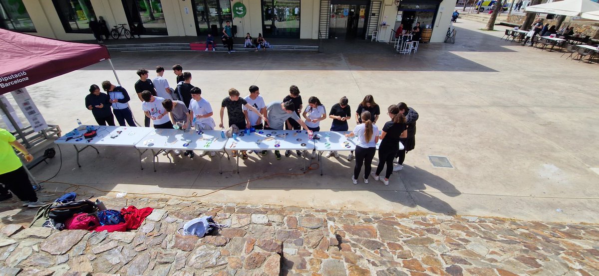 INSdeSales's tweet photo. El final d’etapa de la Volta a Catalunya ha estat a Viladecans, i @ViladecansTweet amb el cicle d’esports de @SantGabrielVLC han organitzat una jornada d’Spinning, manteniment i reparació de bicicletes que ha gaudit l’alumnat de 4t d’ESO https://t.co/81vVqWY75E