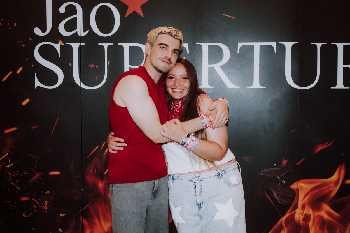 dezembrode2013's tweet photo. 💫@jaoromania cê me deixa sem palavras que façam sentido, e as tuas são tão bonitas, cê transmite tua verdade. É a tua arte. Esperei anos por esse abraço e ele veio na hora certa. É doido como tudo aconteceu até chegar aqui. A gente ainda vai se esbarrar muito por essa vida🪐💖 https://t.co/qn3zGGOBtD