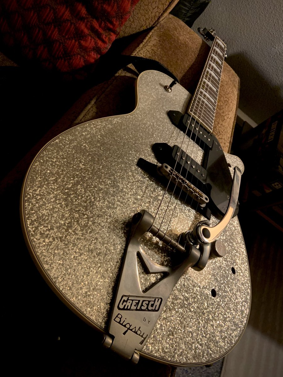 She’s ready for some rippin’⚡️. <a href="/GretschUSA/">Gretsch Guitars</a> ⚡️ <a href="/tvjonesinc/">TV Jones</a>