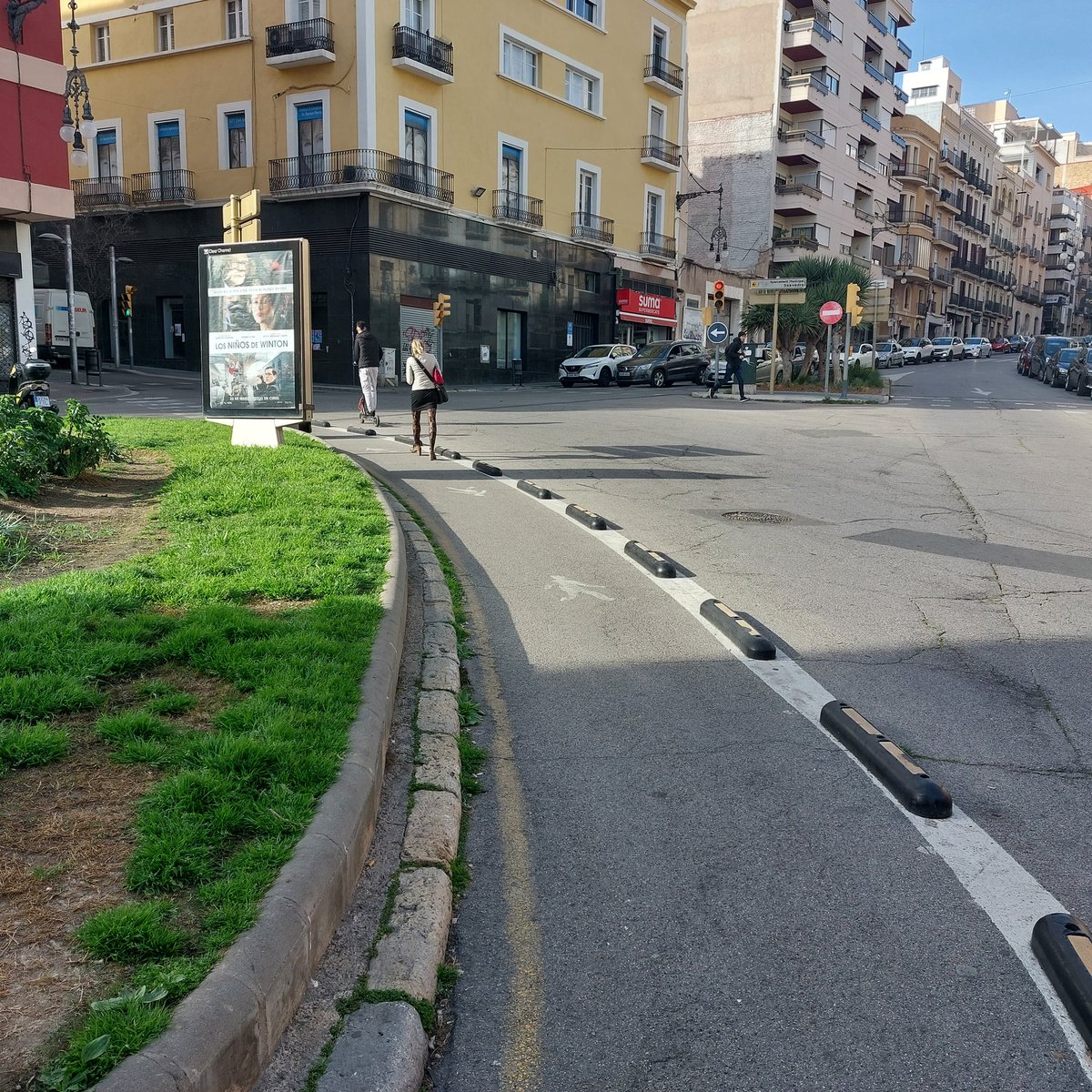martisoriano's tweet photo. Consolidació de l'itinerari del "desig", recuperant una mica el macroespai cedit al vehicle i creant un #urbanismetactic
#accessibilitat #Asside #recuperemlaciutat https://t.co/WXfaJoHyT4