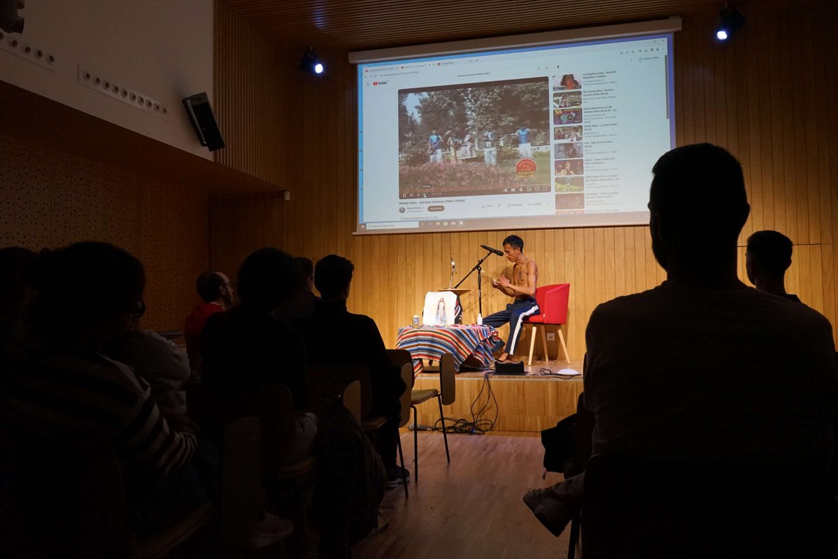 EspaiAvinyo's tweet image. #COMUNITATS | Alfre Martinez Venegas: "Aquí a Europa soc acceptat com a marica, però el rebuig que sentia de nen el sento ara per ser marró i migrant". 
🔗 En vols saber més? Llegeix la crònica de l'activitat 'Devocions còmplices des de la ruralitat': ow.ly/Loub50QWRgy