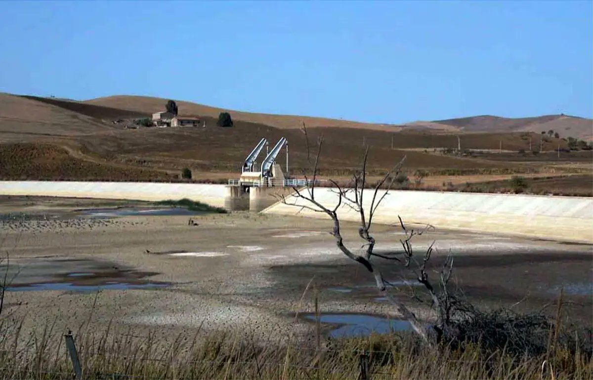 Radio3scienza's tweet photo. L'acqua che non c'è in Sicilia, già alle prese con la siccità: la nostra puntata di oggi ▶️ https://t.co/CnYNd1xidE con Giuseppe Amato di @LegambienteSici.
E poi, l'8° puntata di #MuseoDeiFuturi in cui abbiamo visitato Heureka, il Finnish Science Center https://t.co/4f2spMZi66