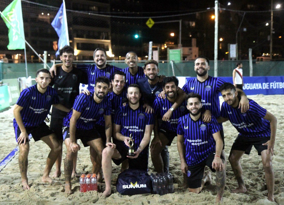 LUD_Oficial's tweet image. ¡𝗟𝗢𝗦 𝗖𝗔𝗠𝗣𝗘𝗢𝗡𝗘𝗦! ⚽️🏖️🏆

En el Estadio Arenas del Plata de Playa Pocitos, @BodyFactory2002 le ganó a @JuveUniv por 5 a 4 y se consagró campeón de la Copa de Oro del Torneo de #fútbolplaya de la @LUD_Oficial 👏🏼👏🏼

¡Felicitaciones, muchachos! 

#SomosLaLiga
