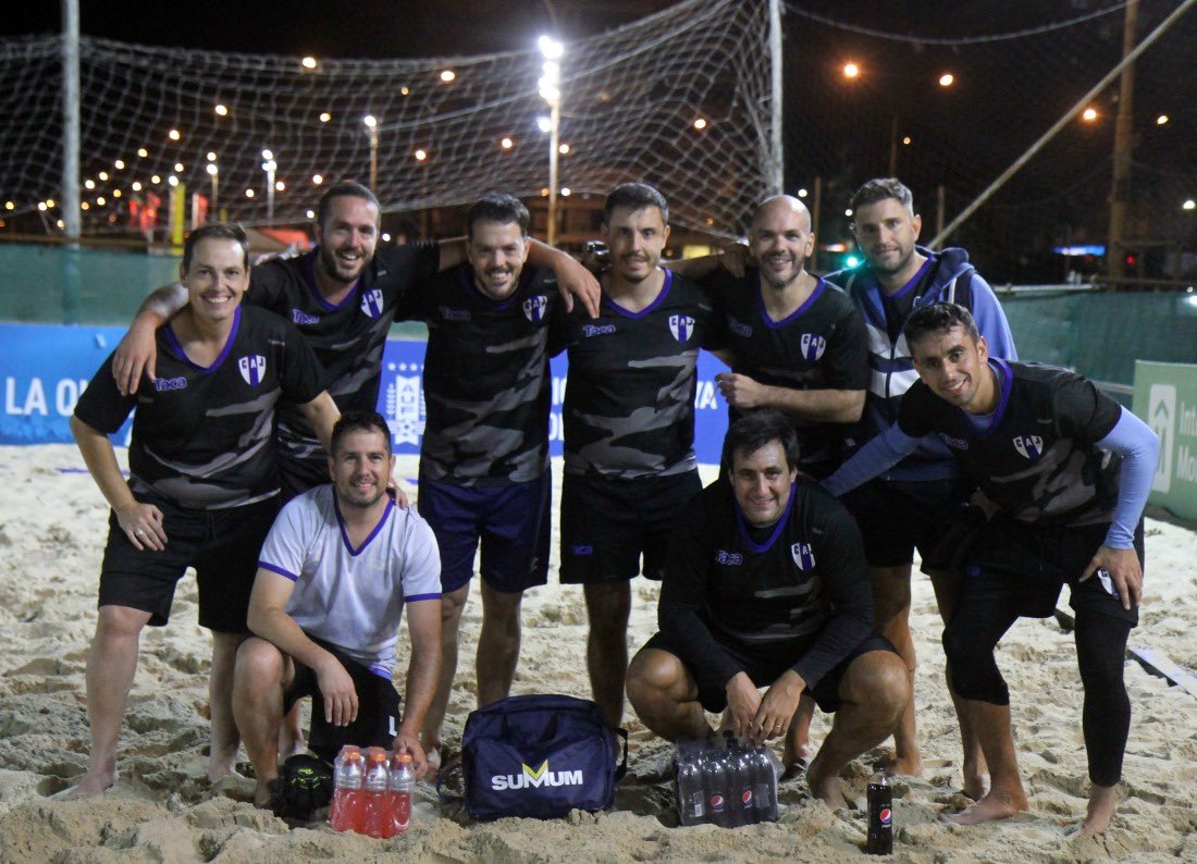 LUD_Oficial's tweet image. ¡𝗟𝗢𝗦 𝗖𝗔𝗠𝗣𝗘𝗢𝗡𝗘𝗦! ⚽️🏖️🏆

En el Estadio Arenas del Plata de Playa Pocitos, @BodyFactory2002 le ganó a @JuveUniv por 5 a 4 y se consagró campeón de la Copa de Oro del Torneo de #fútbolplaya de la @LUD_Oficial 👏🏼👏🏼

¡Felicitaciones, muchachos! 

#SomosLaLiga