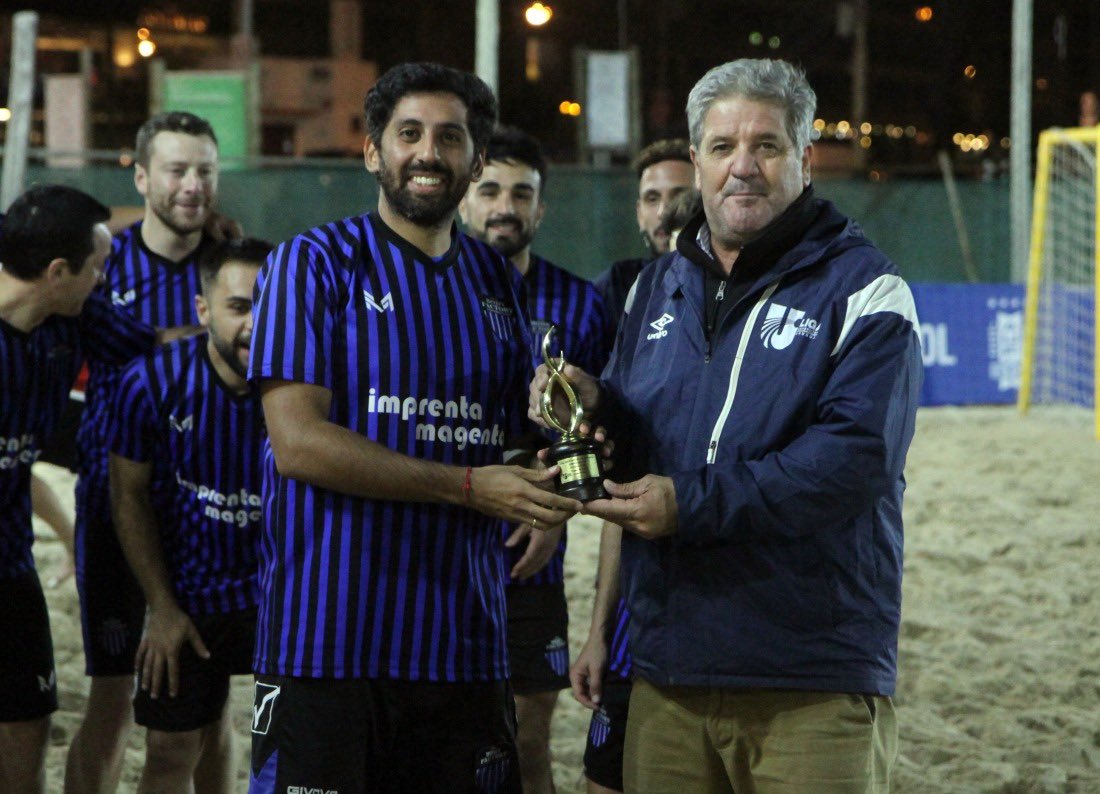 LUD_Oficial's tweet image. ¡𝗟𝗢𝗦 𝗖𝗔𝗠𝗣𝗘𝗢𝗡𝗘𝗦! ⚽️🏖️🏆

En el Estadio Arenas del Plata de Playa Pocitos, @BodyFactory2002 le ganó a @JuveUniv por 5 a 4 y se consagró campeón de la Copa de Oro del Torneo de #fútbolplaya de la @LUD_Oficial 👏🏼👏🏼

¡Felicitaciones, muchachos! 

#SomosLaLiga