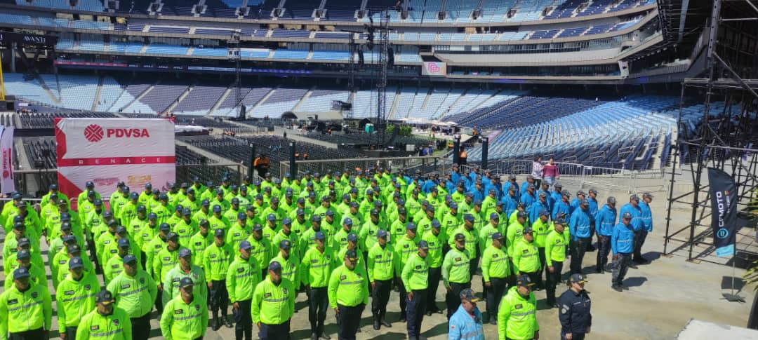 #22MAR || Funcionarios(as) de la <a href="/PNBVzla/">Cuerpo de Policía Nacional Bolivariana.</a> se encuentra presentes en el Estadio Monumental Simón Bolívar en un dispositivo especial de seguridad con motivo del Concierto de Karol G, garantizando la tranquilidad y la paz social de todos los asistentes evento.
#ConstruyendoPatria