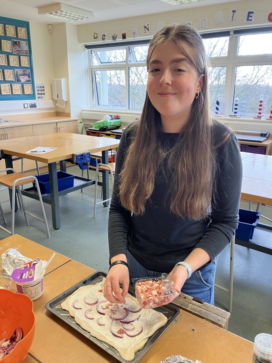 KESBathGerman's tweet photo. Wir haben heute Flammkuchen gemacht!👏👏👏Klasse 10. 
Teig ausrollen, Sauerrahm, Zwiebeln, und Speckwürfel hinfügen, 10 Minuten in dem Ofen backen, lecker! 😋 https://t.co/OjNhPBa9xW