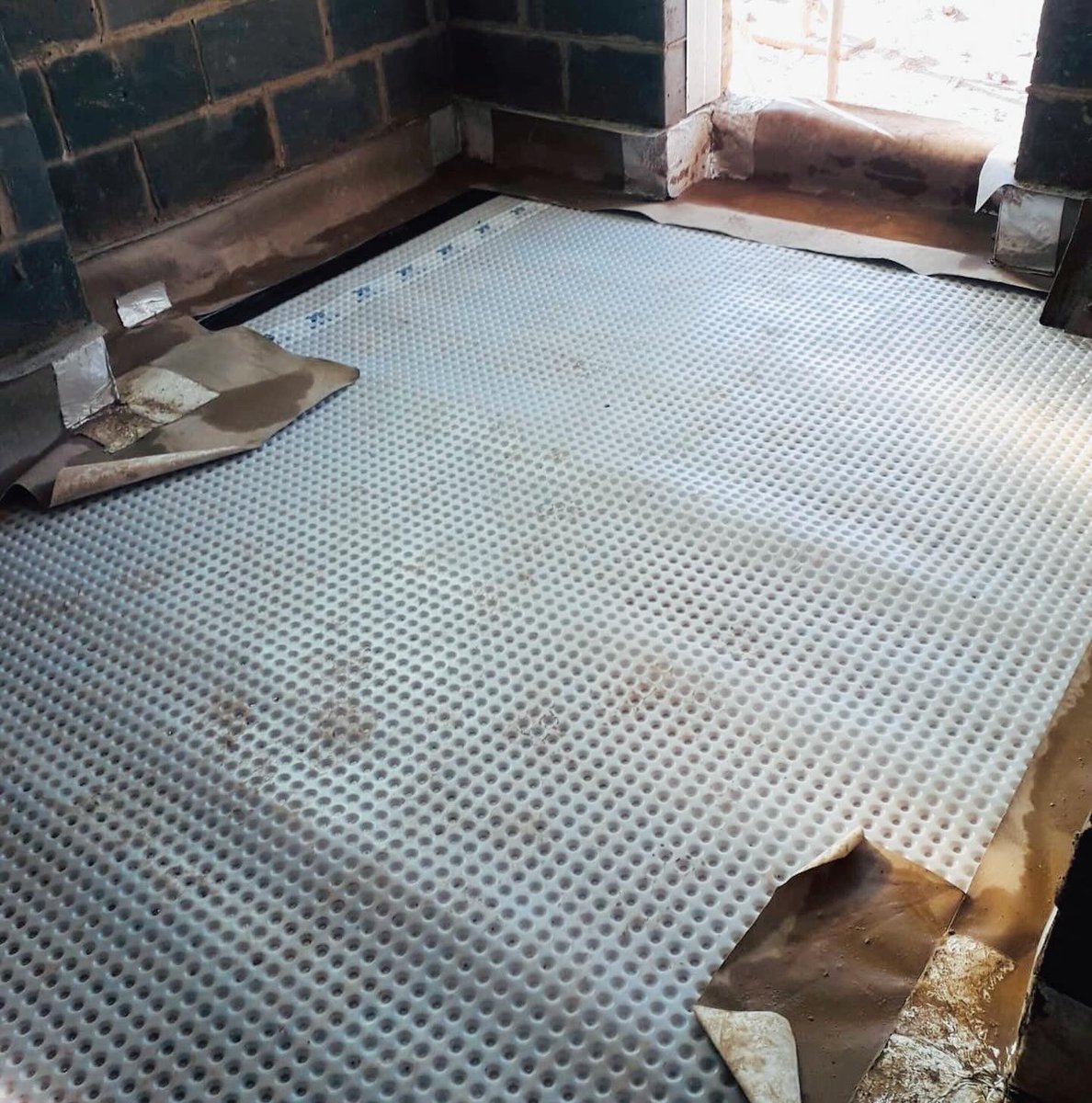 BasementCellar's tweet photo. Next phase of work ongoing at this Cotswold New Build project with @GTBHomes. Type A waterproofing applied previously and Type C with radon protection going in. #waterproofing #retainingwalls #groundgas #radon #radonprotection #gloucestershire #cotswolds https://t.co/ybcnvBd2Z8