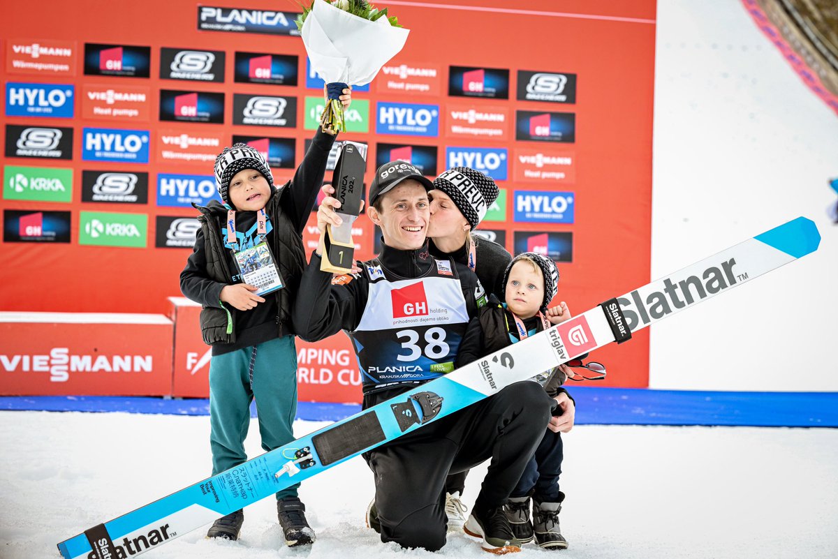 FISskijumping's tweet photo. 🥹🥹🥹
You won’t see anything more beautiful than this today ❤️

📸 Nordic Focus

#fisskijumping #skijumping #skijumpingfamily https://t.co/vFOOE2W99v