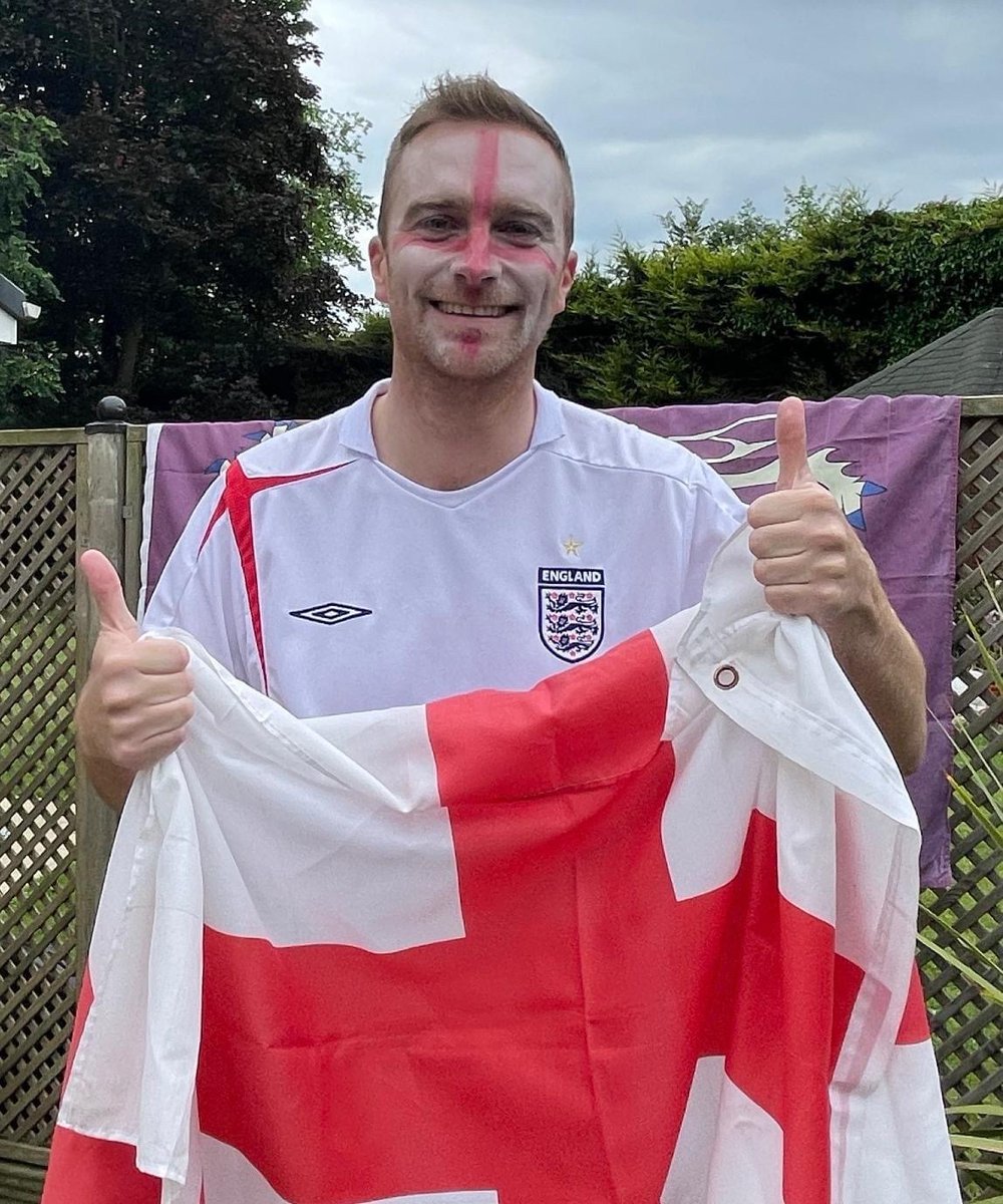 Matt_VickersMP's tweet photo. Just a reminder for Nike about what the England flag looks like...
Only one flag I'll be wearing for the Euros https://t.co/OEVSMkftfA