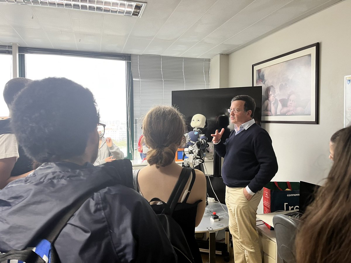 ISR_Lisboa's tweet image. We ended the week with a fun visit by 9th grade #students from Rainha D. Leonor School. 🚸

They explored the connections between live #systems and #techn ones and even tested a new task with the SocRob@Home team.  Great to have you at our &quot;party&quot; with Bob the #robot as host.  🦾