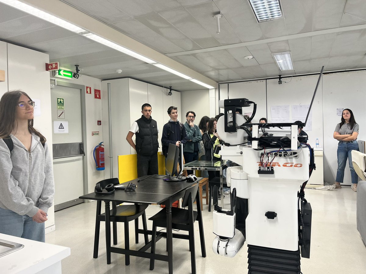 ISR_Lisboa's tweet image. We ended the week with a fun visit by 9th grade #students from Rainha D. Leonor School. 🚸

They explored the connections between live #systems and #techn ones and even tested a new task with the SocRob@Home team.  Great to have you at our &quot;party&quot; with Bob the #robot as host.  🦾