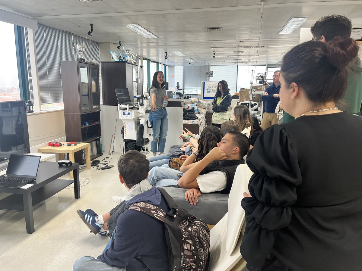 ISR_Lisboa's tweet image. We ended the week with a fun visit by 9th grade #students from Rainha D. Leonor School. 🚸

They explored the connections between live #systems and #techn ones and even tested a new task with the SocRob@Home team.  Great to have you at our &quot;party&quot; with Bob the #robot as host.  🦾