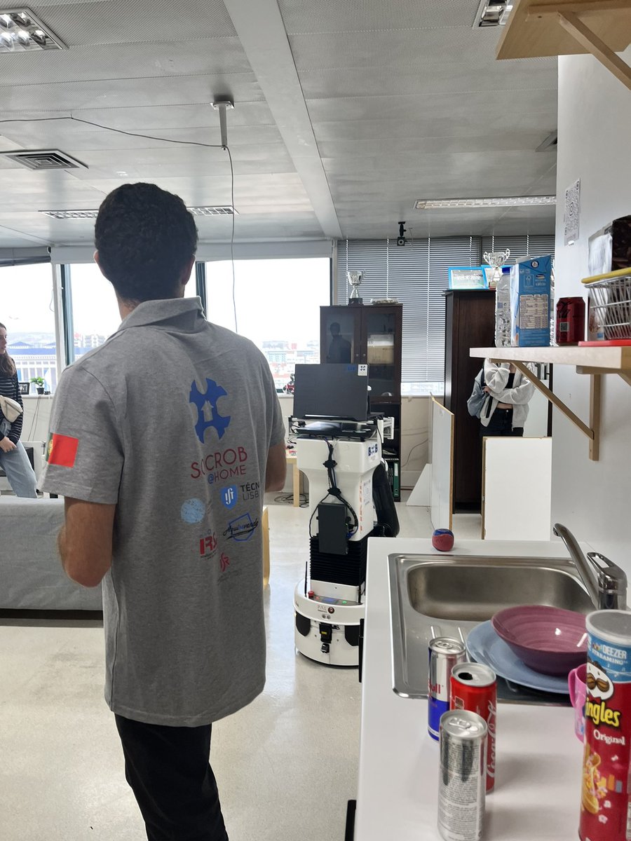 ISR_Lisboa's tweet image. We ended the week with a fun visit by 9th grade #students from Rainha D. Leonor School. 🚸

They explored the connections between live #systems and #techn ones and even tested a new task with the SocRob@Home team.  Great to have you at our &quot;party&quot; with Bob the #robot as host.  🦾