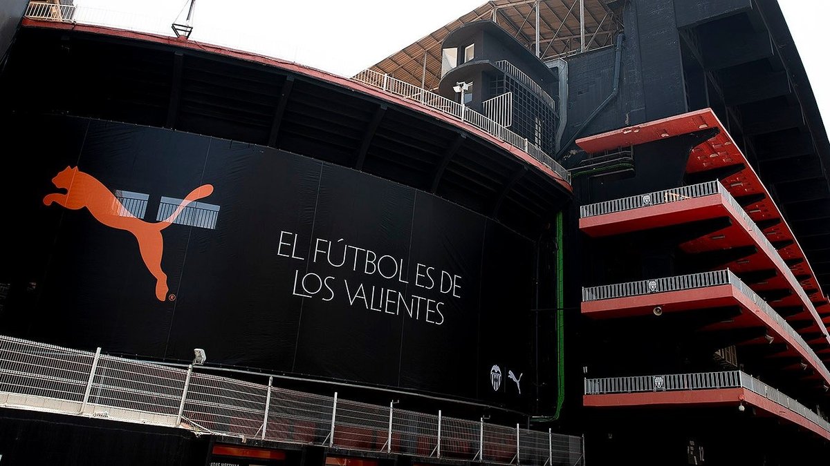 valenciacf's tweet photo. La antigua lona ‘El fútbol es de los valientes’ será reutilizada en Totebags y el 100% de sus beneficios irá destinado a proyectos de integración y desarrollo social

➡️ El @valenciacf y @pumafootball, a través de la empresa social valenciana Proyectos Extraordinarios, le darán a la lona una segunda vida y las bolsas se comercializarán en las Tiendas Oficiales del Club: https://t.co/RnHddWWTr2

ZERO DISCRIMINATION - VCF WORLD