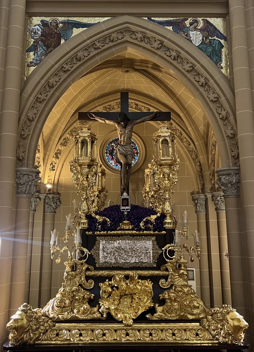 ESTACIÓN DE PENITENCIA |
El trono del Santísimo Cristo de la Clemencia se encuentra ya con el exorno floral para el Sábado de Pasión.

Se compone de lirios morados y espinas.
#MutiladoMLG
#ClemenciaMLG
#CofradiasMLG