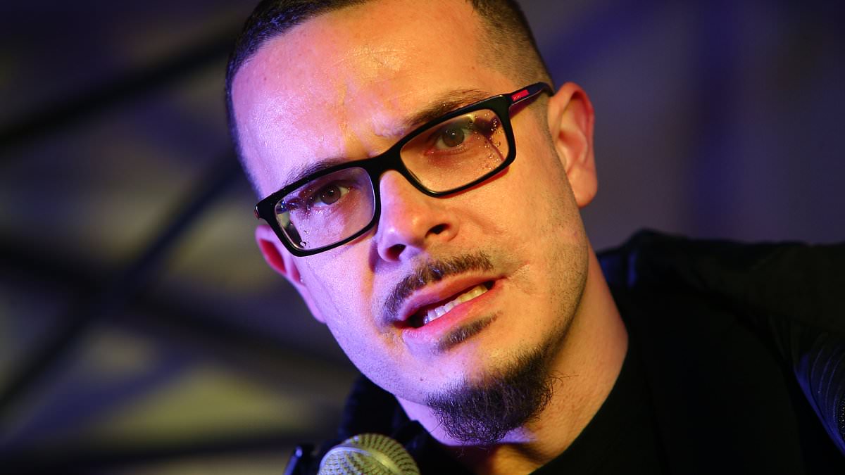 DailyMail's tweet photo. Shaun King is disinvited from Ramadan event and accused of using Islam as a grift after launching $1,000-a-ticket speaking tour a day after converting 'in solidarity with people of Gaza' https://t.co/vD5zFLeknY https://t.co/N1sdIeINhZ